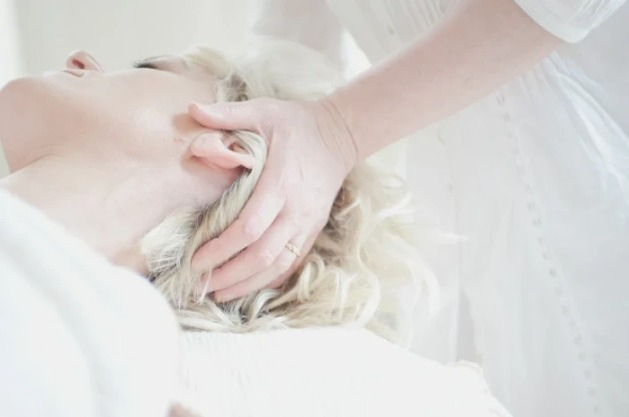 Holistische hoofd- en gelaatsmassage